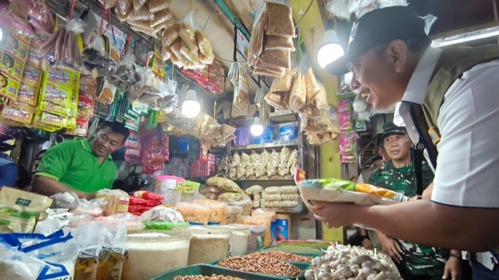 Sidak di Pasar Wonokromo, Dirut Perum Bulog Pastikan Harga Terkendali