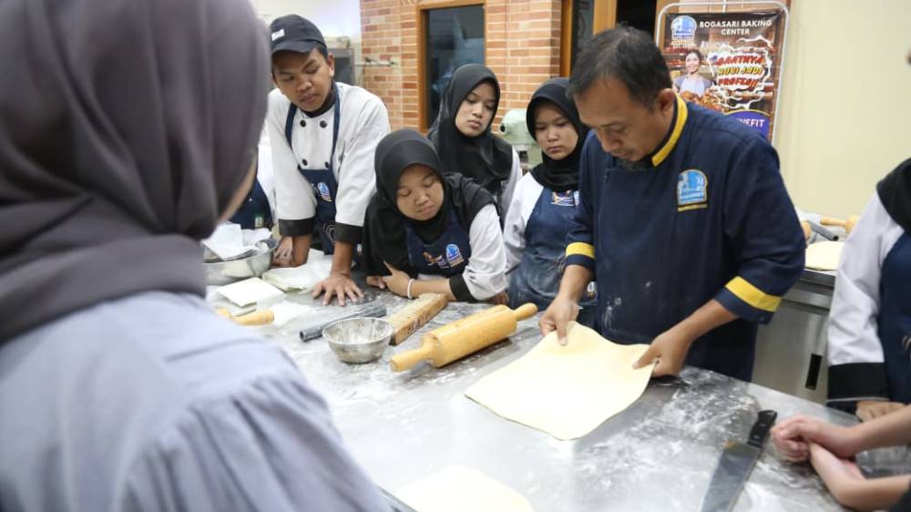 TEFA Cullinary SMKN 3 Sukabumi dan Bogasari Produksi 3.124 Toples Kue Lebaran, Omzet Tembus Rp210 Juta