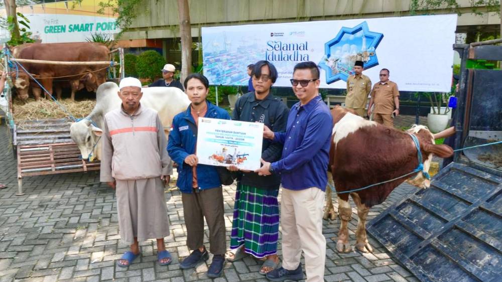 PT Terminal Teluk Lamong Salurkan 12 Sapi dan 21 Kambing untuk Warga Sekitar