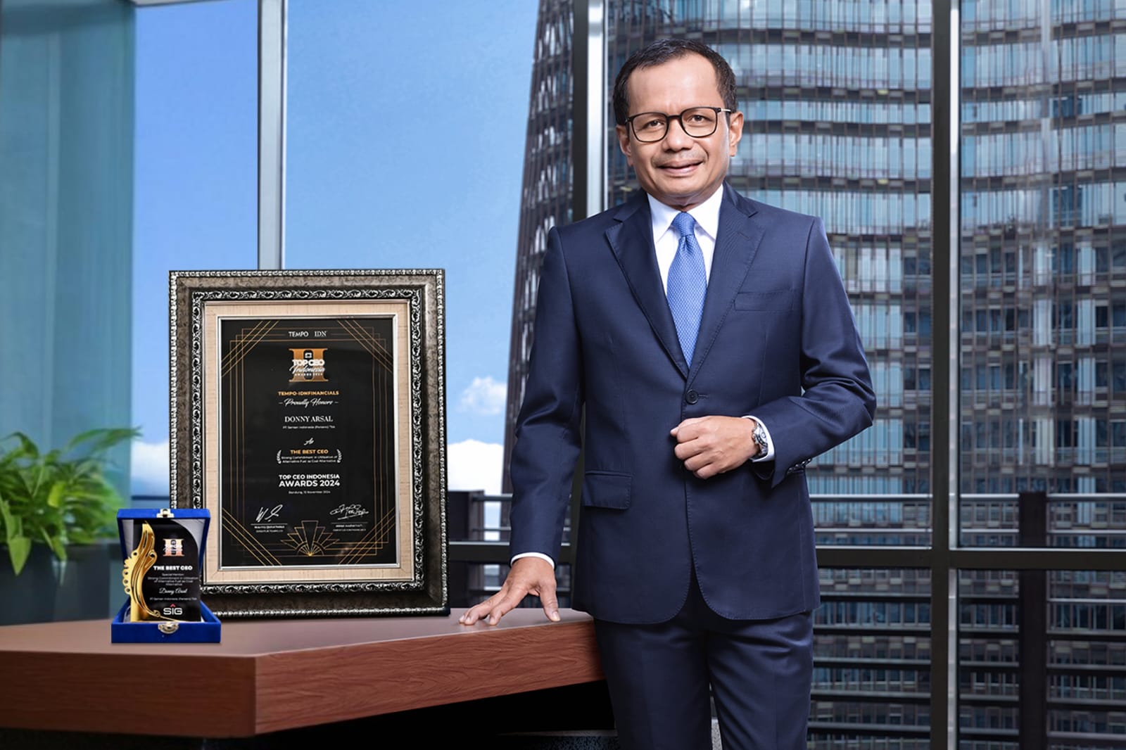 Direktur Utama SIG Donny Arsal Dianugerahi Top CEO Indonesia Awards 2024