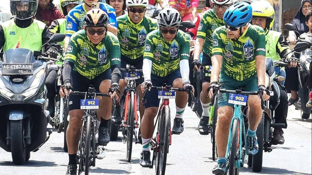 Dwi Soetjipto, 69 Tahun, Taklukkan Tanjakan Ekstrem Ijen dalam Blue Fire KOM 2025