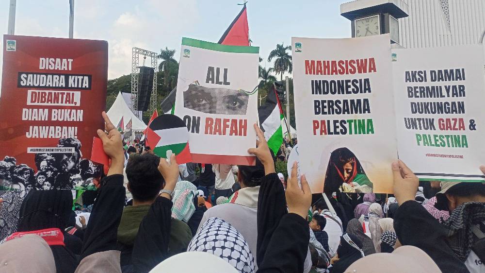Ribuan Warga Padati Monas dalam Aksi Damai Bela Palestina, Suarakan ‘Free Palestine’