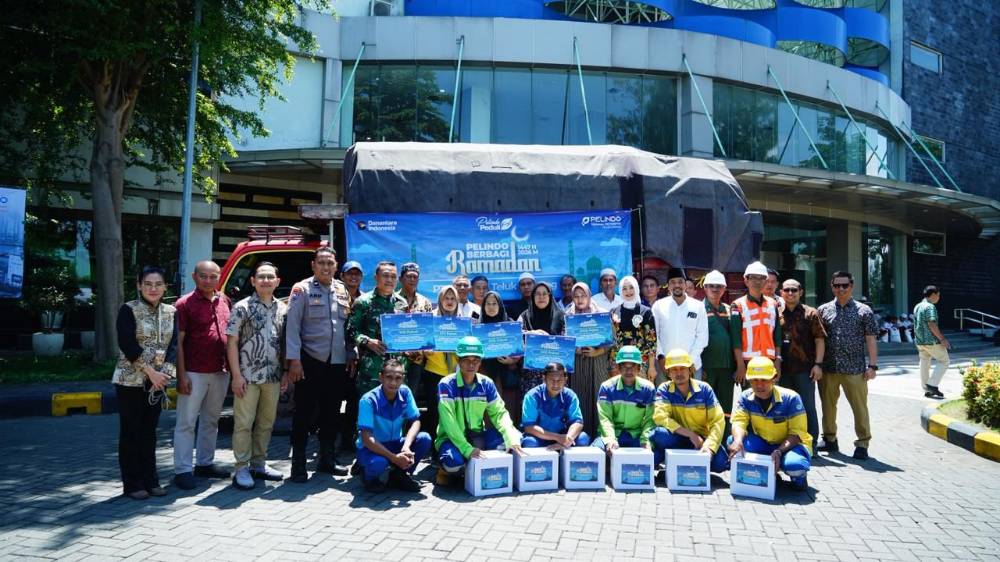 Pelindo Berbagi Ramadhan, Terminal Teluk Lamong Bagikan Sembako dan Santunan Anak Yatim