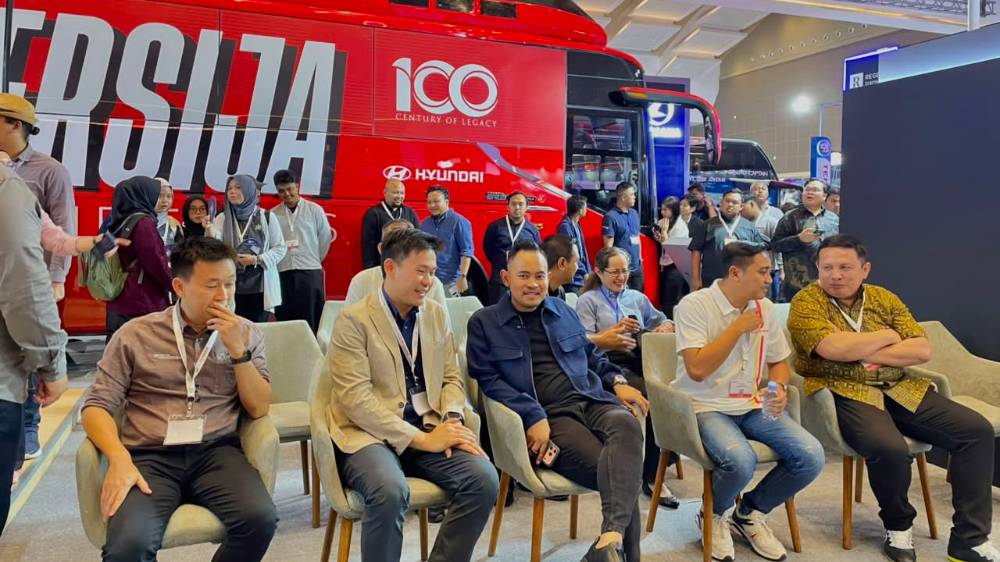Pertama di Indonesia, Juragan99 Trans Luncurkan Bus Premium dengan Bioskop Berjalan di Busworld 2026