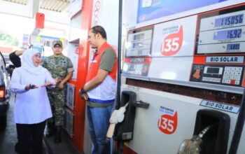 Tinjau SPBU Karanglo, Khofifah Pastikan Ketersediaan Biosolar Tetap Aman