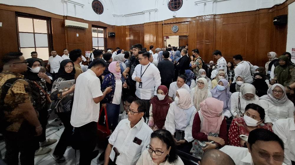 Puluhan Pegawai Pelindo Penuhi PN Surabaya, Beri Dukungan Moral kepada Terdakwa