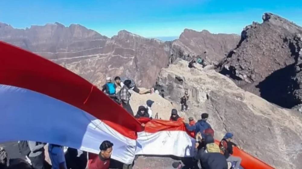 Dari Puncak Raung, Ratusan Pendaki Kibarkan Merah Putih 81 Meter