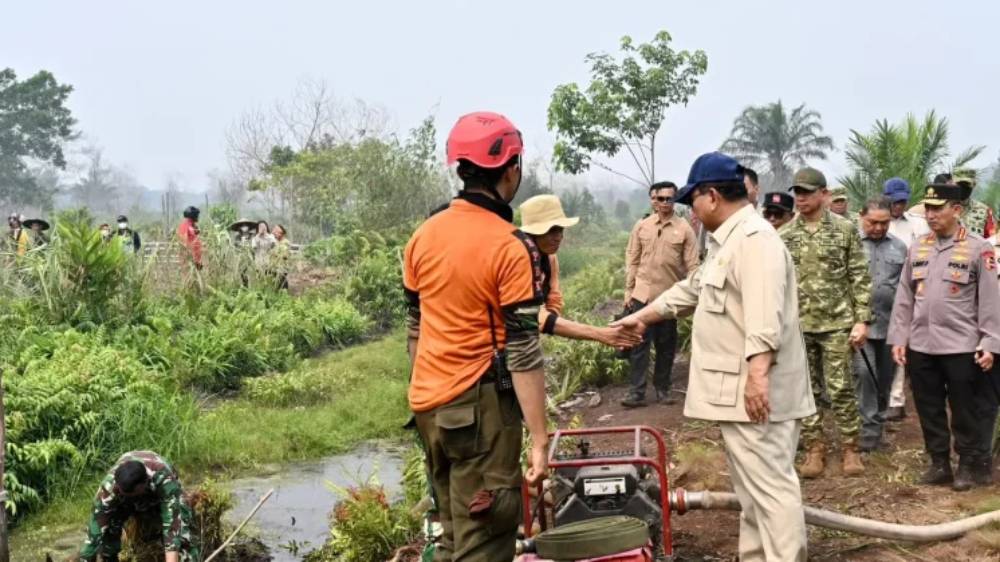 Prabowo Tinjau Karhutla di Kubu Raya, Pelaku Pembakaran Lahan Diminta Ditindak Tegas